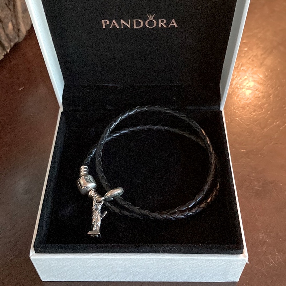 NWOT Leather Pandora Bracelet with Statue of Liberty Charm 🗽 (in box)